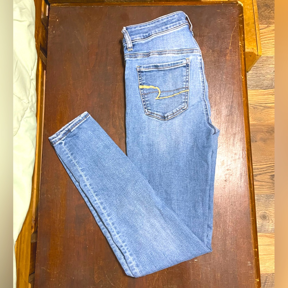 Woman’s American Eagle Medium Wash Skinny Jeans